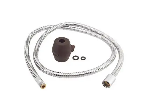 Schlauchset von Ideal Standard bestehend aus zwei flexiblen Chrom-Schläuchen, einem braunen Verbindungsstück und mehreren Dichtungen.